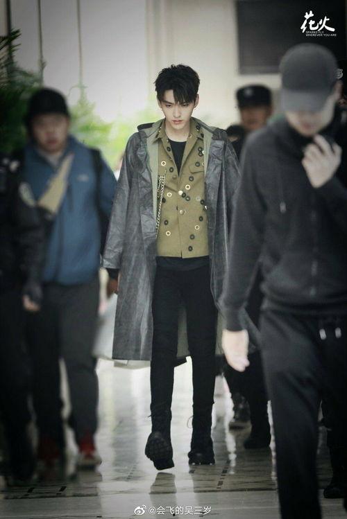 娱乐吃瓜酱雨衣男,娱乐吃瓜酱的神秘面纱  第2张